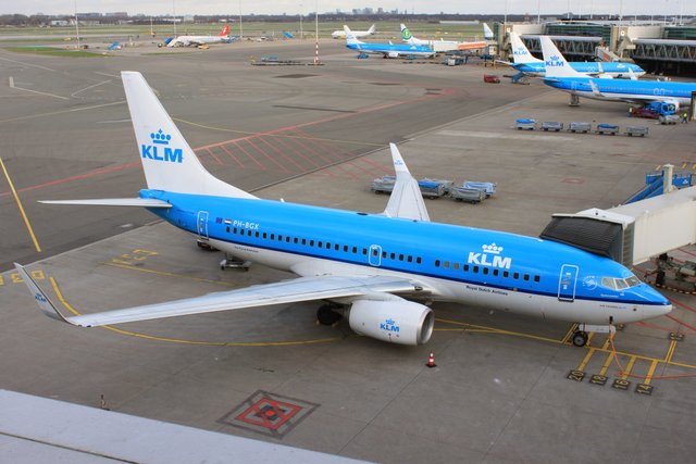 PH-BGX KLM -B737 WL I.JPG