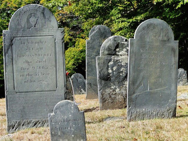 cemetery-1045746_1920.jpg