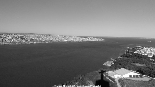 christus-statue-lissabon_black-and-white-1.jpg