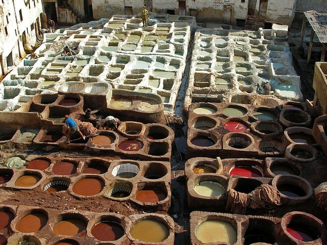 800px-Leather_tanning,_Fes.jpg