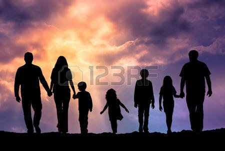 41429331-silueta-de-una-familia-que-comprende-un-padre-la-madre-y-los-niños-caminando-en-el-atardecer.jpg