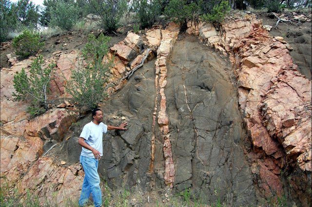 Pegmatite vein in rock.jpg