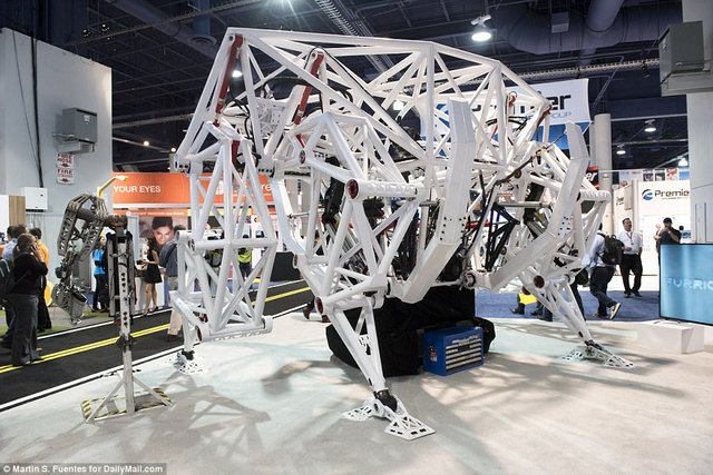 3BE049F900000578-4092554-Exhibitors_revealed_the_massive_Prosthesis_bot_at_CES_2017_in_La-a-13_1483649096925.jpg