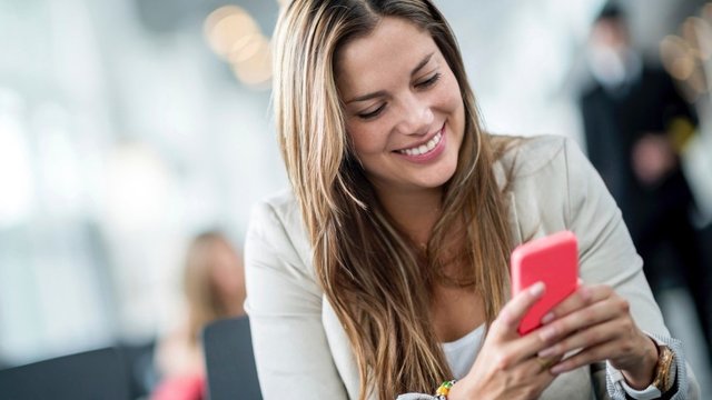 Una-chica-chateando-desde-su-telefono-movil.jpg