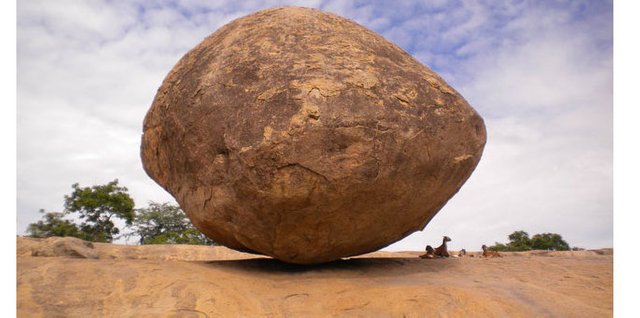 Balancing-rock-Mahabalipura.jpg
