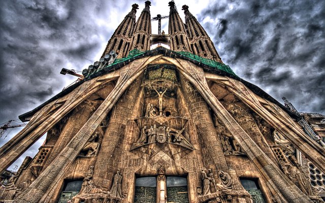 barcelona-sagrada-familia-wide.jpg