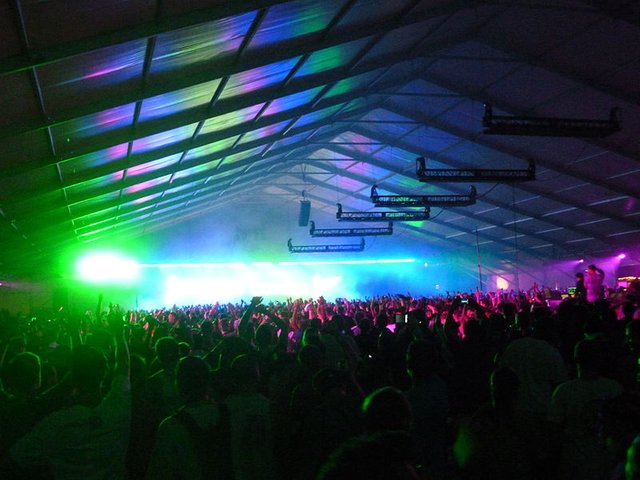 800px-Electric_Zoo_Festival_2011_-_Hilltop_Arena.jpg