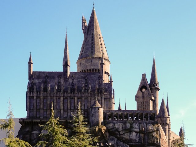 hogwarts-2182636_1280.jpg