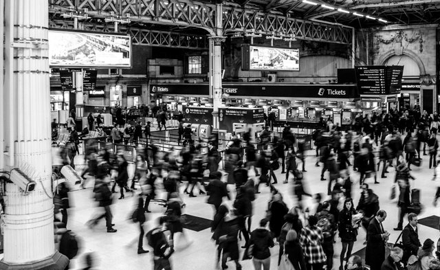 victoria-station-busy-people-victoria-735795.jpeg