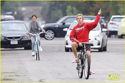 justin-bieber-selena-gomez-bike-ride-together-32.jpg