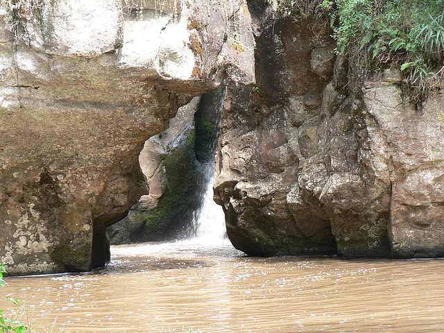 800px-Entrance_to_the_Mau-Mau_Cave_in_Kenya.jpg