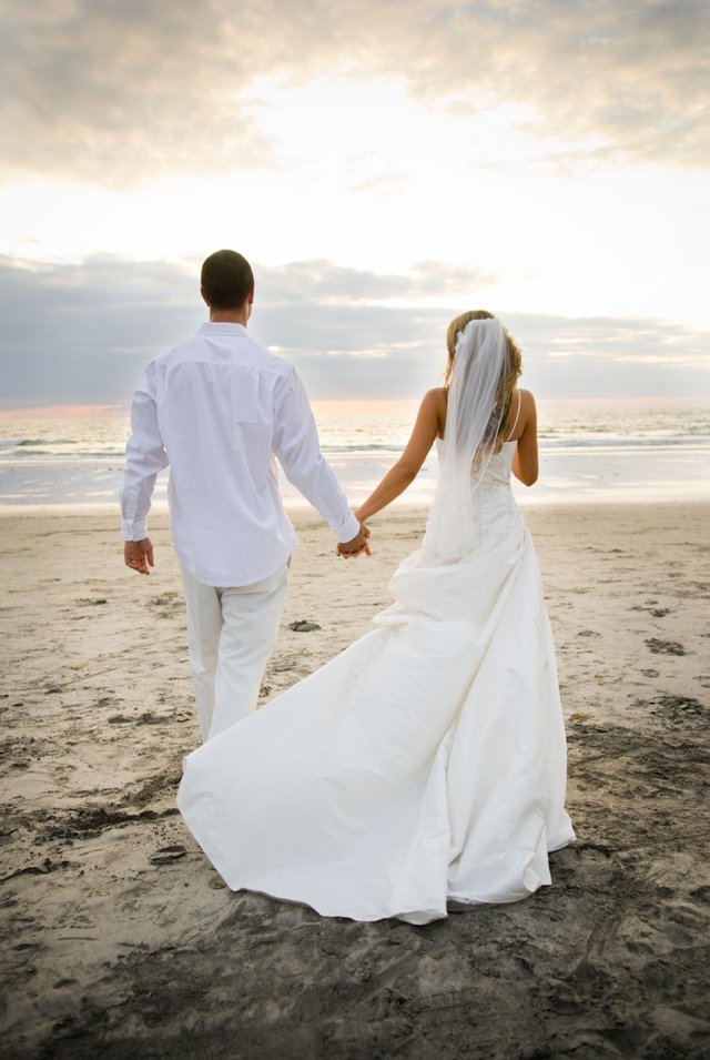 Beach_wedding_couple.jpg