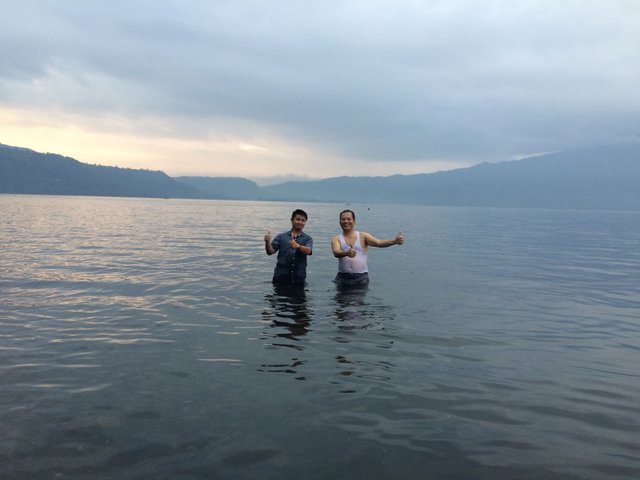 berendam di danau ranau.JPG