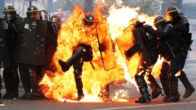 des-crs-pris-dans-les-flammes-lors-de-heurts-avec-des-manifestants-le-1er-mai-2017-a-paris_5871689.jpg