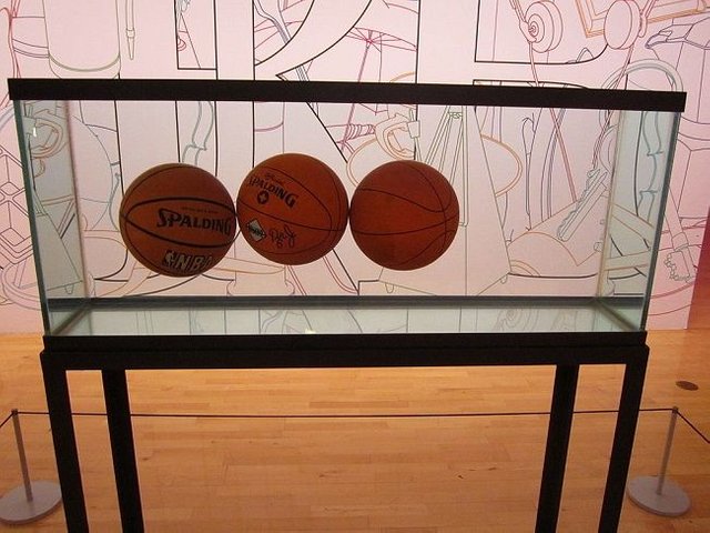 1024px-Three_Ball_Total_Equilibrium_Tank_by_Jeff_Koons,_Tate_Liverpool.jpg