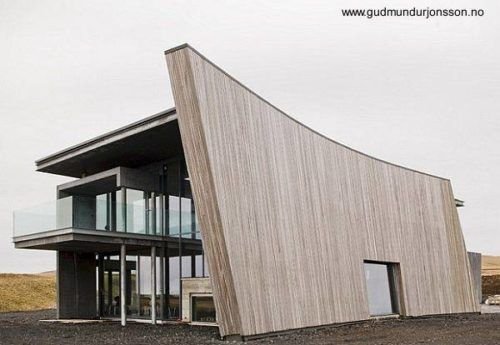 Original-fachada-de-madera-inclinada-hacia-atrás-en-una-casa-de-verano-al-sur-de-Islandia-500x345.jpg