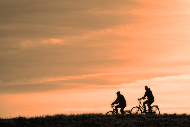 cyclist-3202481_1920.jpg