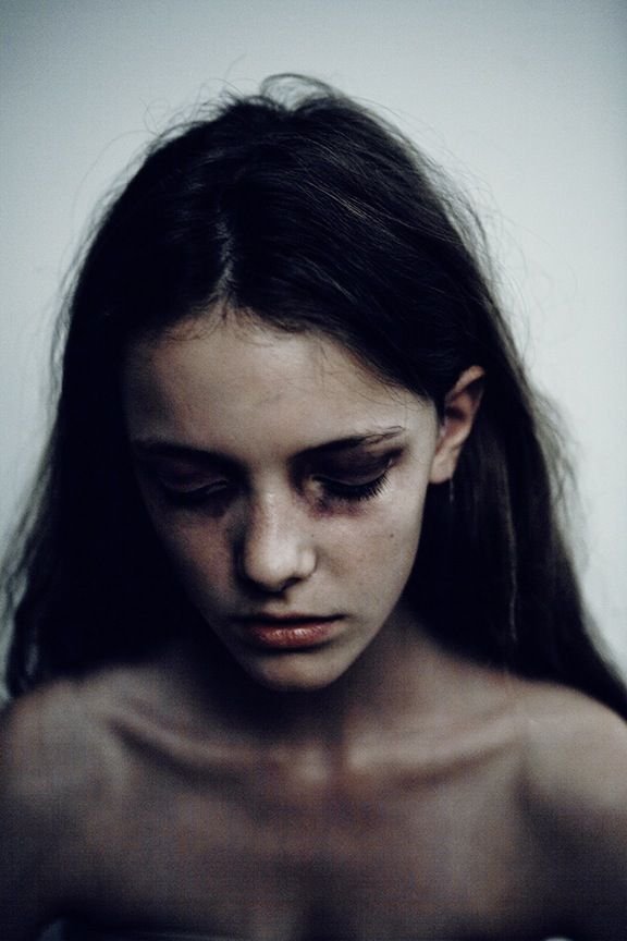 e7ac1e13524a742fa2a994a2d2dbc7aa--sad-girl-photography-conceptual-photography.jpg