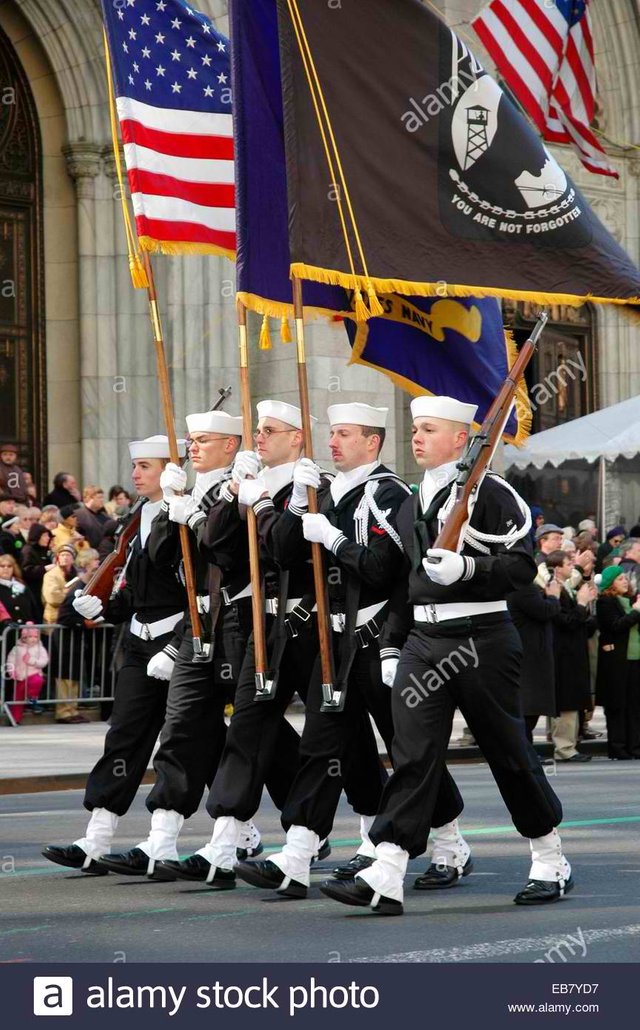 new-york-city-soldiers-marching-at-the-st-patricks-parade-in-front-EB7YD7.jpg