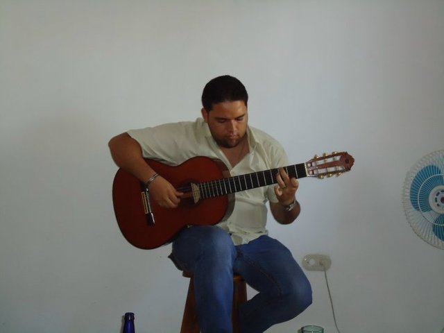 tocando guitarra.jpg