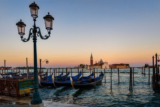 venice-gondola-sunset-italian-163776.jpeg