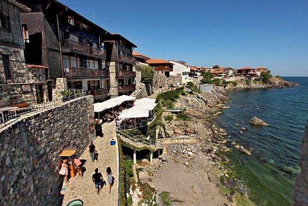 Bulgaria-Sozopol-Old-Town-fortress-walls-and-old-houses.jpg