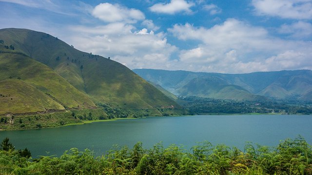 1200px-Indonesia_-_Lake_Toba_(26224127503).jpg