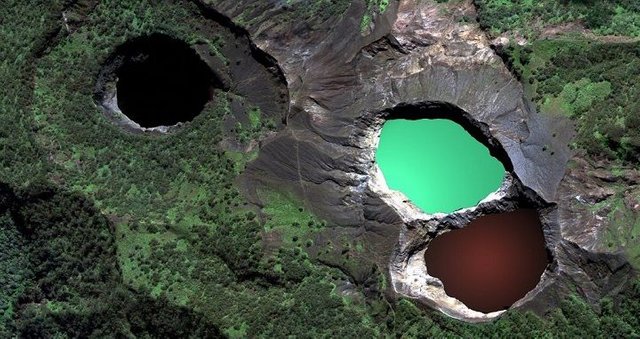 Lagos-Kelimutu.jpg