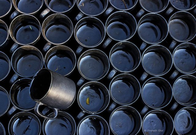 minimalism-minimalart-minimalistphoto-prakashghai-blackmugs-repetition-tiltedmug.jpg