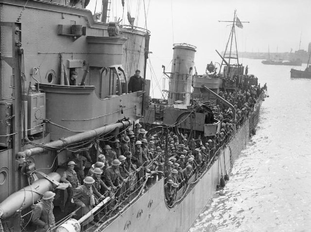 Troops_evacuated_from_Dunkirk_on_a_destroyer_about_to_berth_at_Dover,_31_May_1940._H1637.jpg