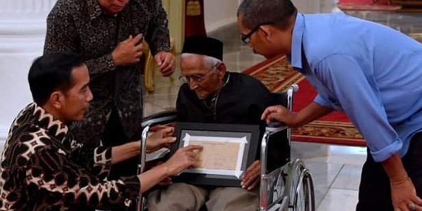 Kisah-Nyak-Sandang-Yang-Menyumbang-Pesawat-RI-Pertama.jpg