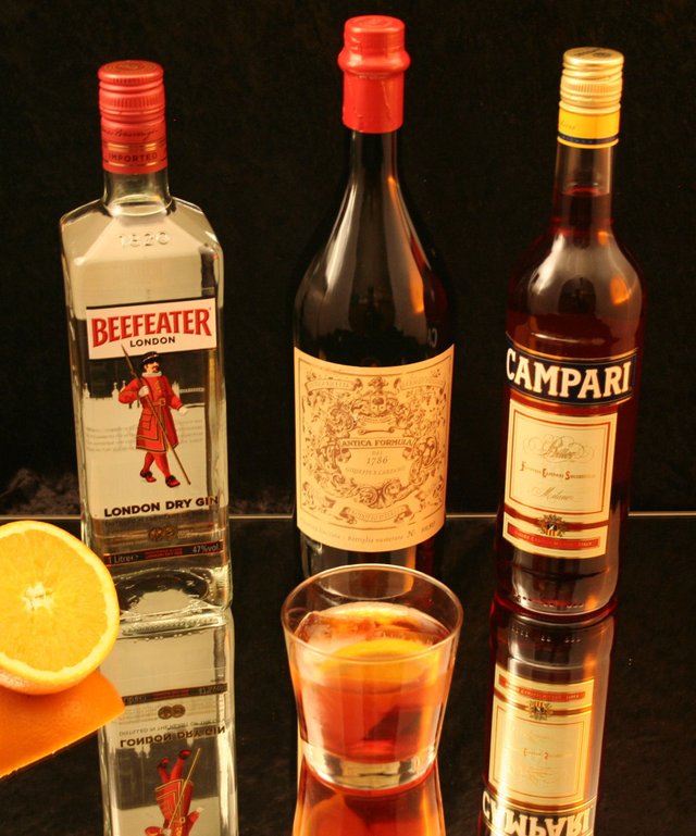 Negroni_with_ingredients.jpg