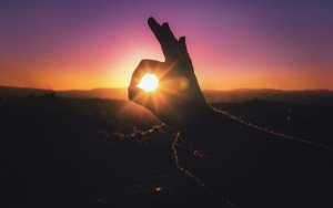 hand_light_fingers_sunset_117323_300x188.jpg