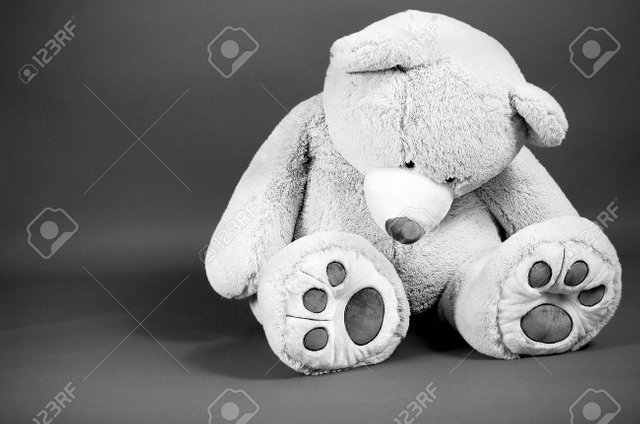 14408578-Image-d-une-grande-tristesse-la-recherche-ours-en-peluche-Banque-d'images.jpg