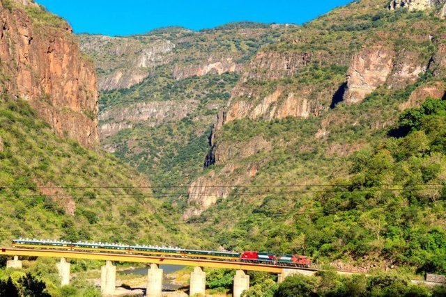 copper-canyon-train-768x512.jpg