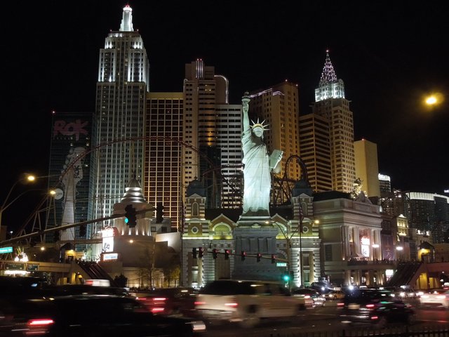 New_York_New_York_Hotel_and_Casino_at_Night.JPG