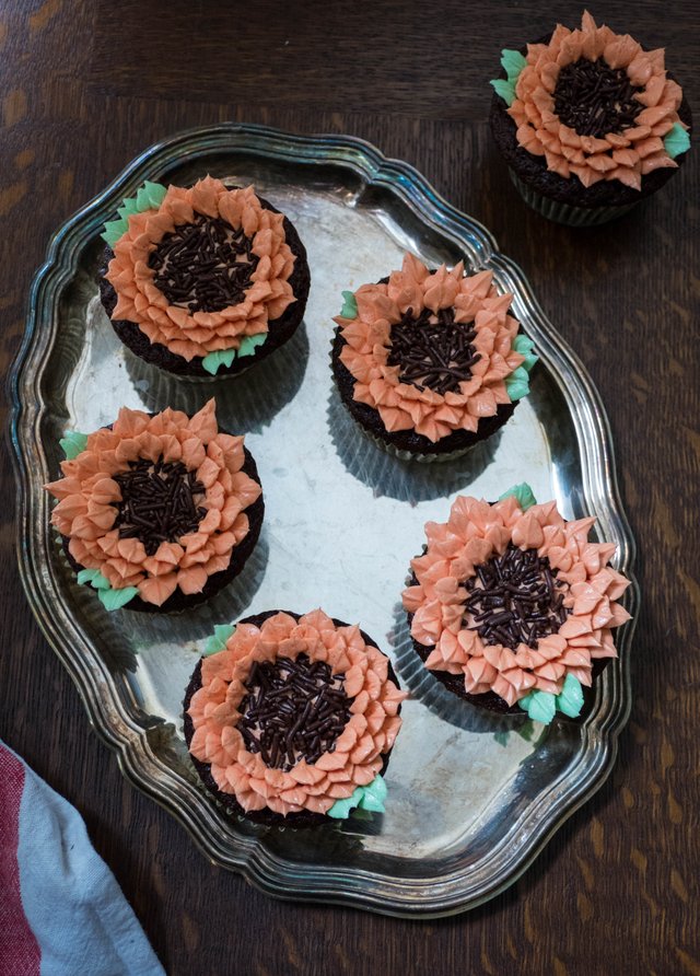 sunflower cupcakes 2.jpg