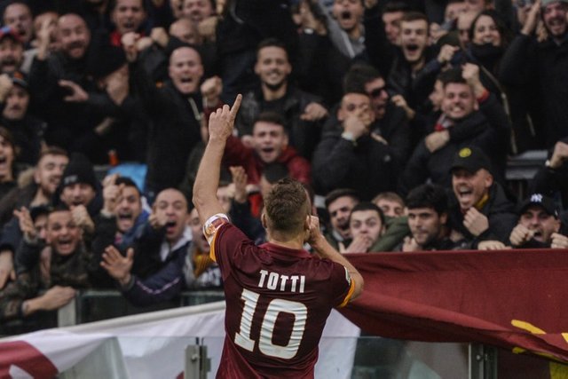 totti-curva-1.jpg