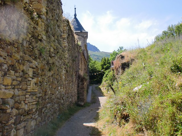 Ruinas del monasterio con torre del siglo XVIII.JPG