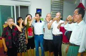 china-men drinks urine.jpg