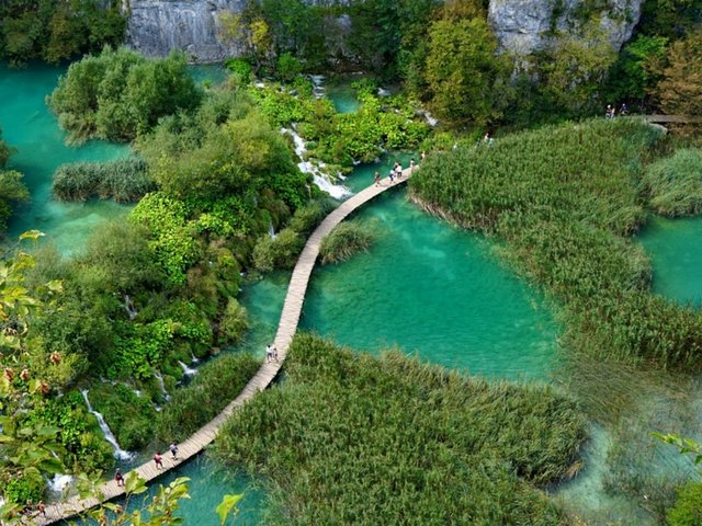 This is CROATIA_Plitvice lakes.jpg
