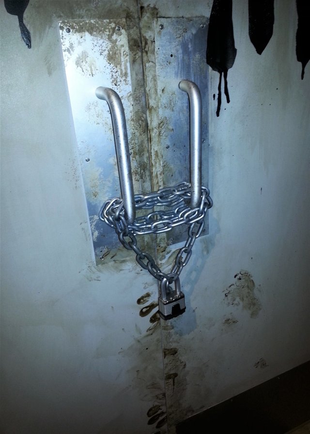 TWD dead doors chain.jpg