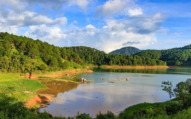 Tuyen Lam Lake 1.jpg