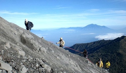 menaklukkan-puncak-gunung-semeru-mahameru.jpg