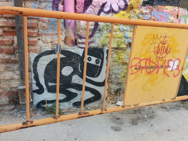 graffiti-valencia-spain-ninja-extraterrestre-love-amor-steemit-trenz (2).jpg