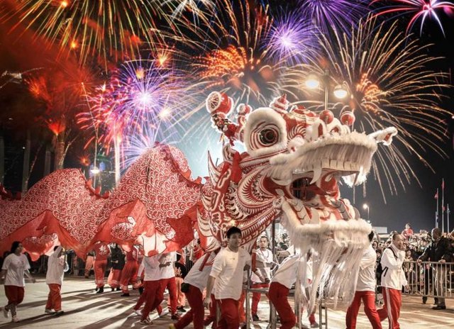 Foto-principal-para-articulo-sobre-el-año-nuevo-Chino-mostrando-la-danza-del-dragon-y-fuegos-artificiales-696x505.jpg