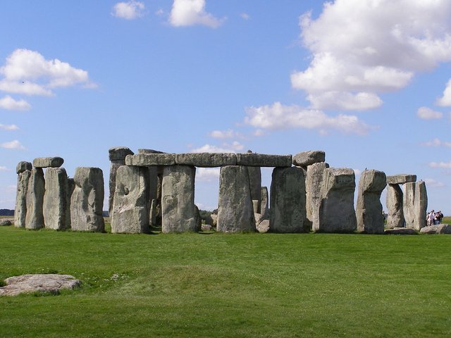 1200px-Stonehenge2007_07_30.jpg