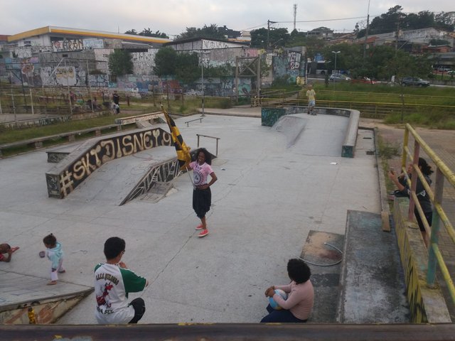 Ronaldinho e Juliana entre crianças e skatistas