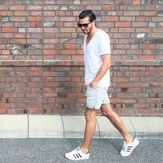 white-v-neck-t-shirt-white-shorts-white-low-top-sneakers-large-20255.jpg