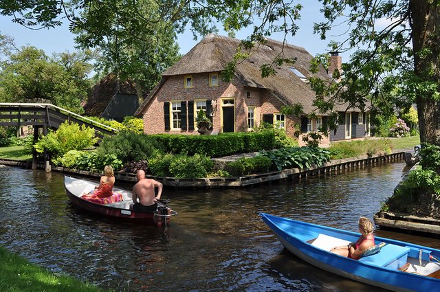 water-village-no-roads-canals-giethoorn-netherlands-3.jpg